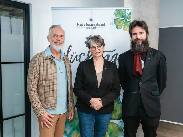 Obmann Georg Hörhager (TVB Kufsteinerland), GF Sabine Mair, (TVB Kufsteinerland) und Kurator Klaus Reitberger (v.l.). | Foto: Thorben Jureczko