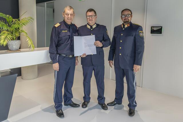 V.l.: Landespolizeidirektor Helmut Tomac, Chefinspektor Gregor Winderl und Oberst Enrico Leitgeb 
 | Foto: LPD Tirol/Bernhard Gruber