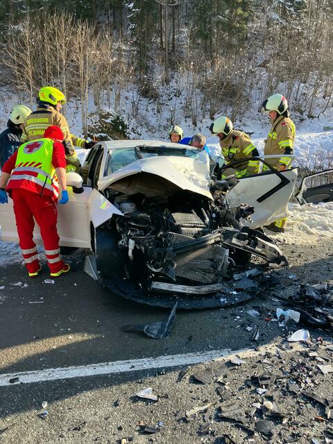 Die beiden Autos wurden komplett zerstört. | Foto: Rotes Kreuz Salzburg
