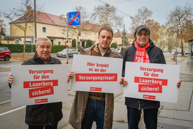Harwanegg (l.) und Kronsteiner fordern mehr Versorgungssicherheit für die Bewohnerinnen und Bewohner am Laaer Berg. | Foto: Böck