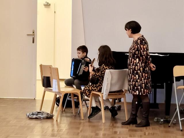 Rund 80 Kinder gestalteten ein abwechslungsreiches und stimmungsvolles Programm, das mit Chorgesang und Darbietungen auf verschiedenen Instrumenten die Herzen der Zuhörerinnen und Zuhörer berührte. | Foto: Stiftspfarre Klosterneuburg/Claudiu Silvestru