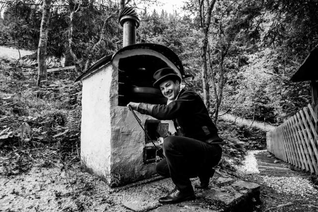 Bild aus dem Kalender im Pinzgau. Im Bild: Rauchfangkehrer Mathias Gadenstätter aus Maishofen abgelichtet von Fotografin Karin Pfisterer. | Foto: Karin Pfisterer und Franz Neumayr