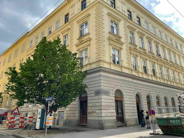 In diesem Gebäude im 5. Bezirk wurde im Keller eine unbekannte Leiche gefunden. | Foto: Lisa Kammann/RMW