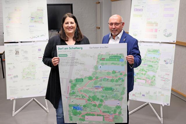 Vizebürgermeisterin und Wohnbaustadträtin Kathrin Gaál und Bezirksvorsteher Peter Jagsch (beide SPÖ) loben das Projekt.  | Foto: Stadt Wien/Martin Votava