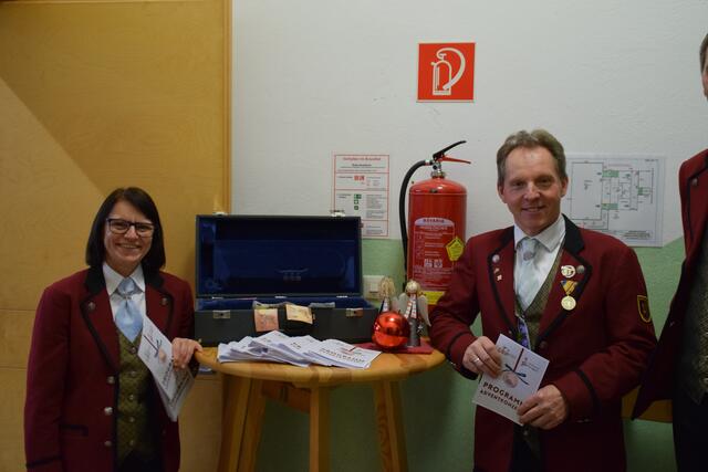 Martha Stundner und Franz Rauch empfangen die Gäste beim Eingang | Foto: Musikverein Schweiggers