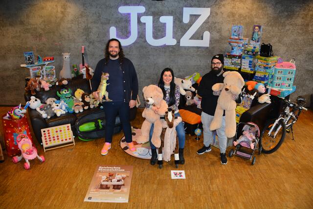 Lukas Schober (JuZ), Meral Sevencan (Integrationsbeauftragte) und Angelo Berger (JuZ) freuten sich über die vielen Spenden, die auf dem Bild gar nicht alle Platz hatten. | Foto: Standortmarketing Kufstein