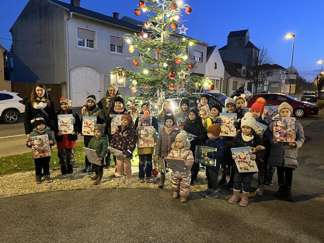 Jedes Jahr dürfen die Kinder mit selbst gebastelten Schmuck den Christbaum vor der Gemeinde schmücken. | Foto: Gemeinde Sigleß