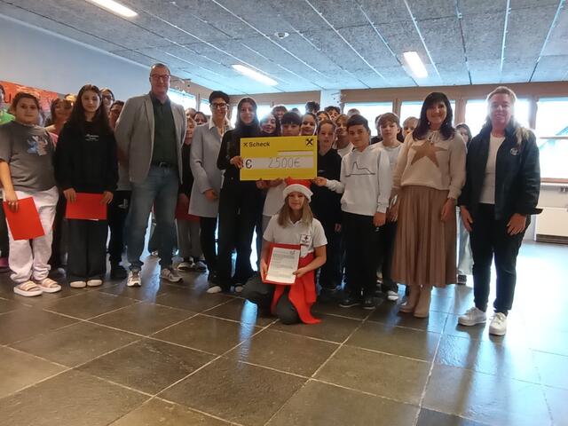 Spendenscheckübergabe im Beisein von Schulleiter Rudolf Ritzer, SQM Daniela Schlechter-Kitzbichler, 
JRK-Bezirksleitung und Nächstenhilfereferentin Sylvia Payr sowie JRK-Bezirksleitung Barbara Witting.  | Foto: MS Kufstein 1