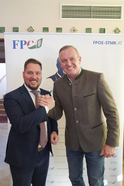 Glückwunsch von Mario Kunasek (r.): Marco Triller wurde mit einem fulminanten Ergebnis von 98,8 Prozent der Delegiertenstimmen in seinem Amt bestätigt.  | Foto: FPÖ Leoben
