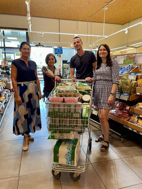 Chefredakteurin Karin Zeiler, Marktleiterin Dorisa Grundlböck, Gewinner Dominik Mann und Julia Horvath. | Foto: Elisabeth Bendl