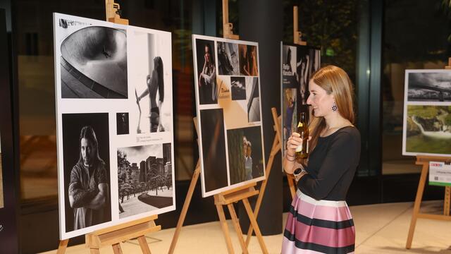 Im Foyer des WIFI Salzburg ist aktuell eine Ausstellung der Arbeiten von Absolventen der Meisterklasse Fotografie sowie des Lehrgangs zum Fotoassistenten zu sehen. | Foto: WKS/Neumayr