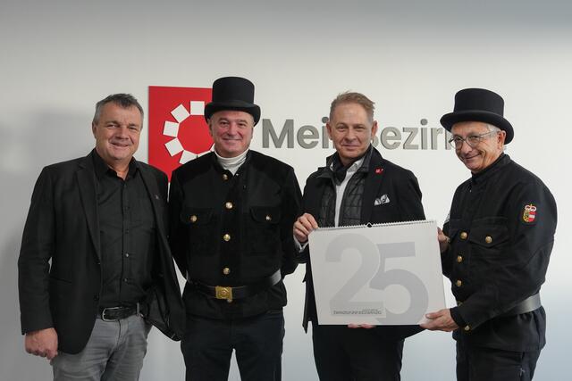 Die Rauchfangkehrer besuchten die MeinBezirk-Redaktion in der Stadt Salzburg. Im Bild: Fotograf Franz Neumayr, Kurt Pletschacher (WKS-Innungsmeister der Rauchfangkehrer), Chefredakteur Martin Schöndorfer und Rauschfangkehrermeister Michael Furthner.  | Foto: Stefan Schubert