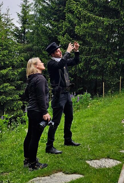 Im Bild: Fotografin Karin Pfisterer und Rauchfangkehrer Mathias Gadenstätter aus Maishofen. | Foto: Karin Pfisterer und Franz Neumayr