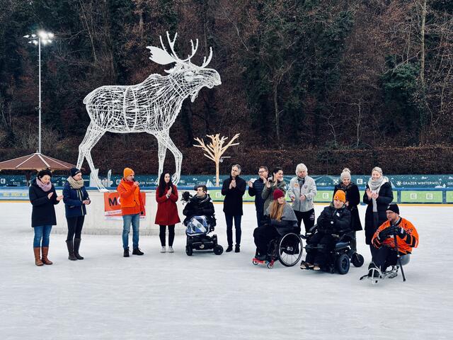 Inklusion auf dem Eis: Zum Tag der Menschenrechte hatten Menschen mit Behinderung, die immer schon einmal auf dem Eis stehen wollten, aber sich vielleicht noch nicht getraut haben, die Möglichkeit, genau das unter Anleitung einmal zu tun. | Foto: MeinBezirk