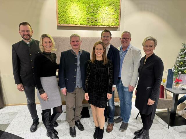 Pfarrer Bartosz Poznanski, Swenja Teuber-Weckersdorf, Bürgermeister Christian Sander, Pia Teuber-Weckersdorf, Ehemann Andreas Monschein, Markus Weis von der Werbegemeinschaft und die langjährige Mitarbeiterin und Abteilungsleiterin Gabi Grayson. | Foto: Stadtgemeinde Kindberg