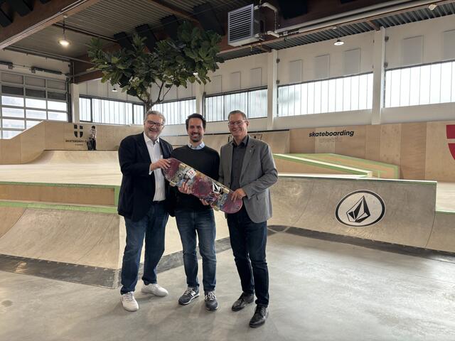 Endlich hat Wien eine Skatehalle: Mit etwas Verspätung wurde mit Sportstadtrat Hacker (SPÖ), Jugendstadtrat Wiederkehr (Neos) und Bezirksvorsteher Papai (SPÖ; v. l.) die Halle in Floridsdorf eröffnet. | Foto: Luise Schmid/MeinBezirk