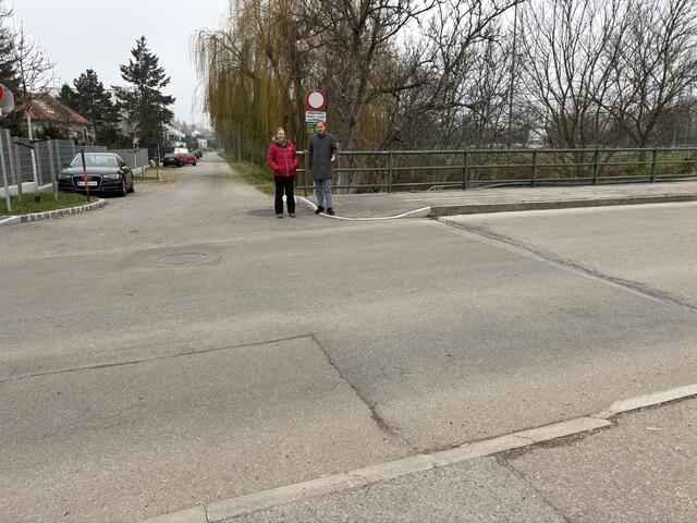 Hier würde auch ein Zebrastreifen sehr passend sein, wenn viele Schulkinder den Abschnitt passieren. | Foto: Alexandra Goll