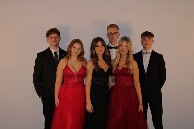 Noel Picker, Mia Pressl, Laura Radlinger, Andreas Narbeshuber, Hanna Riess und Max Weiss vom Ballkomitee freuen sich auf viele Gäste. | Foto: B(R)G Ried