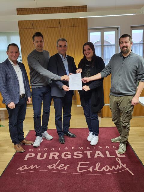 Keine Wahlwerbung in Purgstall: Bürgermeister Harald Riemer (l.) und sein Stellvertreter Erik Hofreiter (M.) von der ÖVP, Manuel Brunner von der FPÖ (2.v.l.), Barbara Pflügl von der SPÖ (2.v.r.) und Christian Müller von den Grünen (r.) | Foto: Marktgemeinde Purgstall