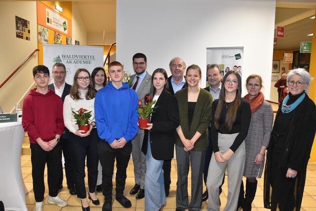 Die Schülerinnen und Schüler genossen den kurzweiligen Vortrag: Gabriel Müllner, Herwig Gruber (Kassier Elternverein), Kathrin Fischer (Absolventin der HAK Zwettl), Gabriele Rochla (Waldviertel Akademie), Marcel Rogner, Volker Engelmann (Notariat Kienast), Alicja Fitko (Absolventin HAK Zwettl), Johannes Jachs (Personal-vertretung HAK Zwettl), Hannah Selig, Abteilungsleiter der Bildungsdirektion Alfred Grünstäudl, Laura Gilhofer, Regina Pokorny (Obfrau Elternverein), Direktorin Martina Dorfinger. | Foto: Waldviertelakademie