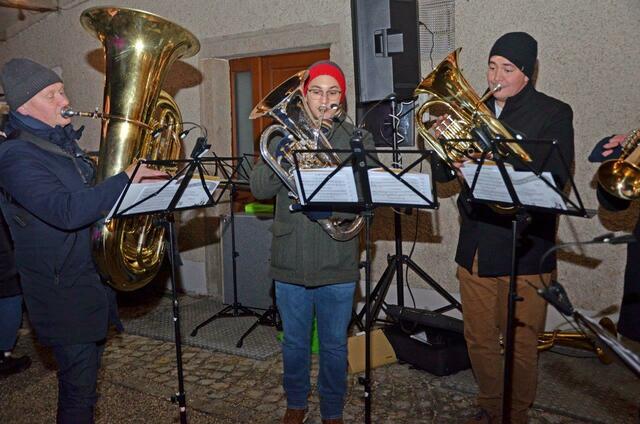 Die Greenhorns – Jungmusiker der Musikvereine Waizenkirchen, Prambachkirchen und St. Thomas – traten am 8. Dezember im Hof des Schlosses Weidenholz auf. | Foto: Josef Pointinger