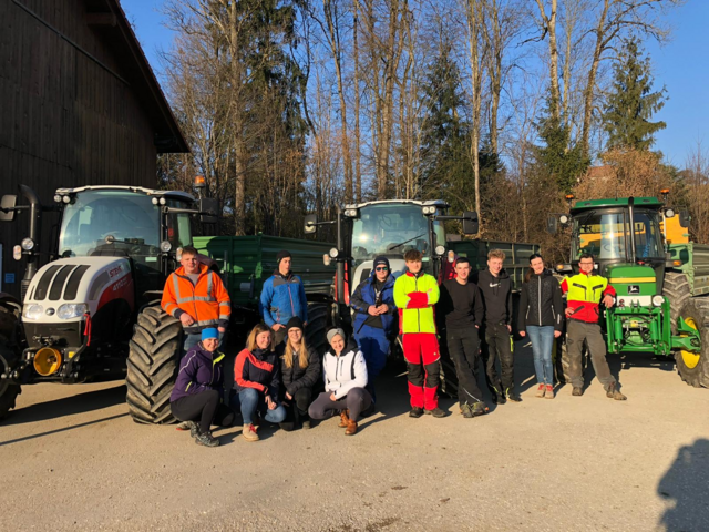 Die Landjugend Nußbach hilft beim Entsorgen der Christbäume. Alle Bäume, die neben der Straße liegen, werden am 11. Jänner eingesammelt und anschließend in der Nahwärme Nußbach verarbeitet. | Foto: Landjugend Nußbach