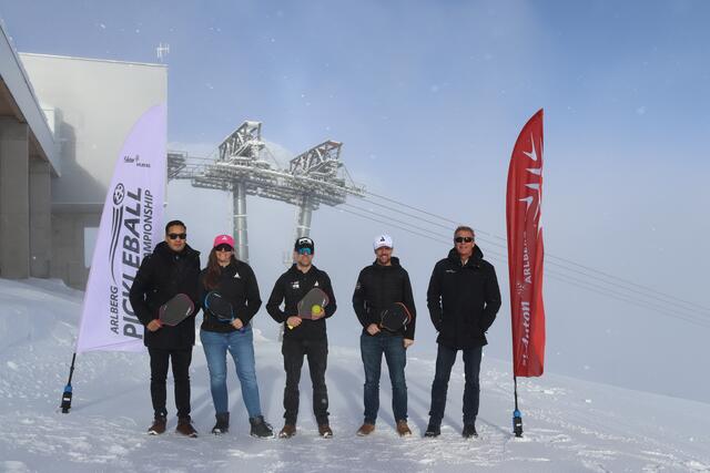 Truc Vo (Sponsoringfirma Joola), die Turnier-Direktoren Laura und Magnus Stedile-Foradori, Titelverteidiger Basti Grau und St. Antons TVB-Direktor Martin Ebster, (v.l.).  | Foto: Elisabeth Zangerl 