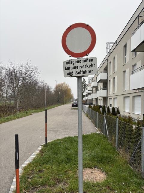 Das Fahrverbot wird nicht wirklich eingehalten, zudem fühlt sich jeder als Anrainer. | Foto: Alexandra Goll