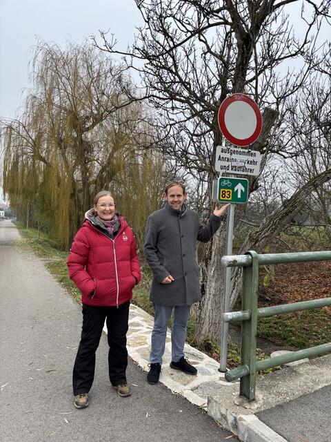 Dorit Hasitschka wandte sich mit ihren Sorgen an Grünen-Gemeinderat Georg Ecker. | Foto: Alexandra Goll