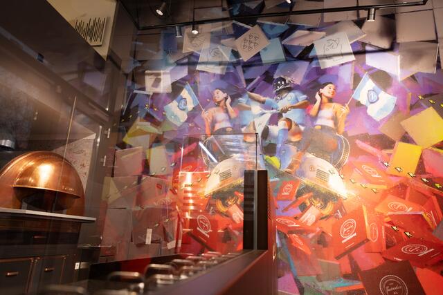 Die Kunst von Akira Sakurai im Innenraum des Lokals. | Foto: Raimo Rudi Rumpler