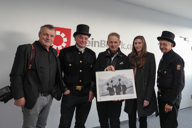 Die Rauchfangkehrer besuchten die MeinBezirk-Redaktion in der Stadt Salzburg. Im Bild: Fotograf Franz Neumayr, Kurt Pletschacher (WKS-Innungsmeister der Rauchfangkehrer), Chefredakteur Martin Schöndorfer und Rauschfangkehrermeister Michael Furthner.  | Foto: Stefan Schubert