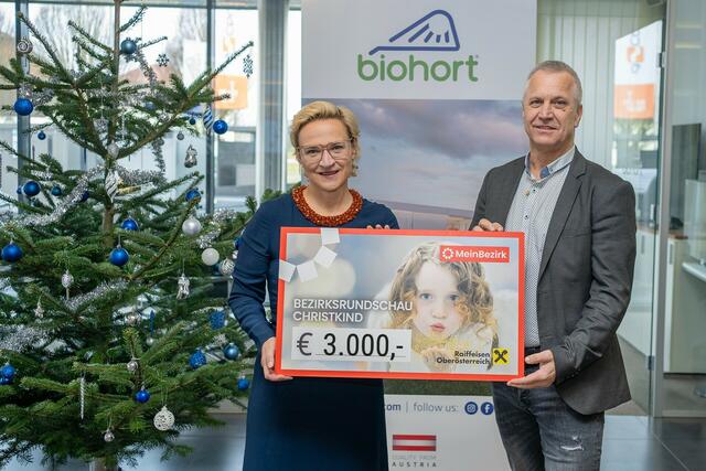 Marketing-Abteilungsleiterin Gerlinde Leichtfried und MeinBezirk Rohrbach-Geschäftsstellenleiter Wolfgang Forstner bei der Spendenscheckübergabe. | Foto: Biohort