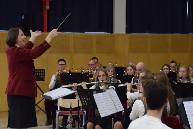 Kapellmeisterin Sonja Böhm in bester Dirigierlaune | Foto: Musikverein Schweiggers