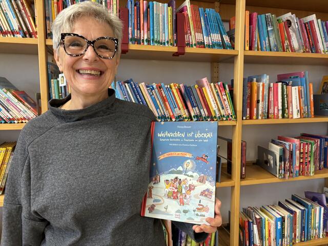 Agnes Vondrak ist seit zwei Jahren Lesepatin in der Volksschule der Julius-Meinl-Gasse. Hier kann sie Kindern beim Lesen fördern. | Foto: Michael Marbacher/MeinBezirk