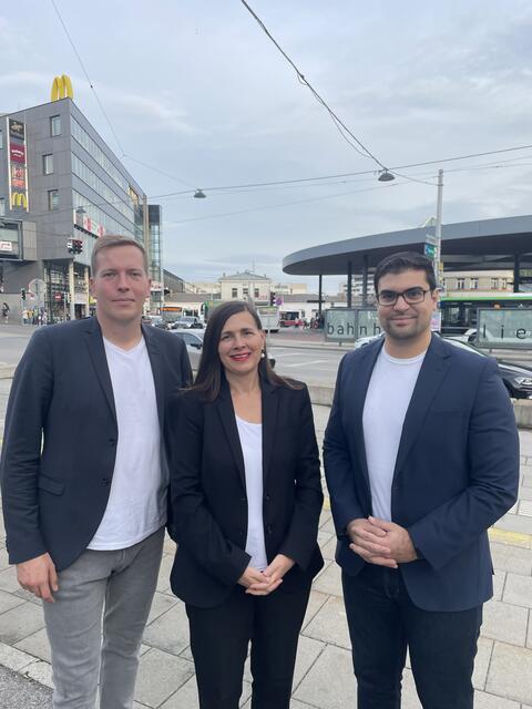 Die ÖVP Liesing hält ein Jugendzentrum nahe des Liesinger Platzes für sinnvoll. V.l.: Bezirksparteiobmann Patrick Gasselich mit den Bezirksräten Suha Dejmek und Georg Akgül.  | Foto: ÖVP Liesing