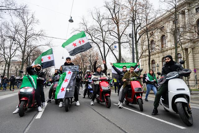 Der 8. Dezember 2024 markiert für einen Großteil der Syrer und Syrerinnen einen Freudentag. Tausende feierten das Ende des Assad-Regimes in der Wiener Innenstadt. | Foto: MAX SLOVENCIK / APA / picturedesk.com