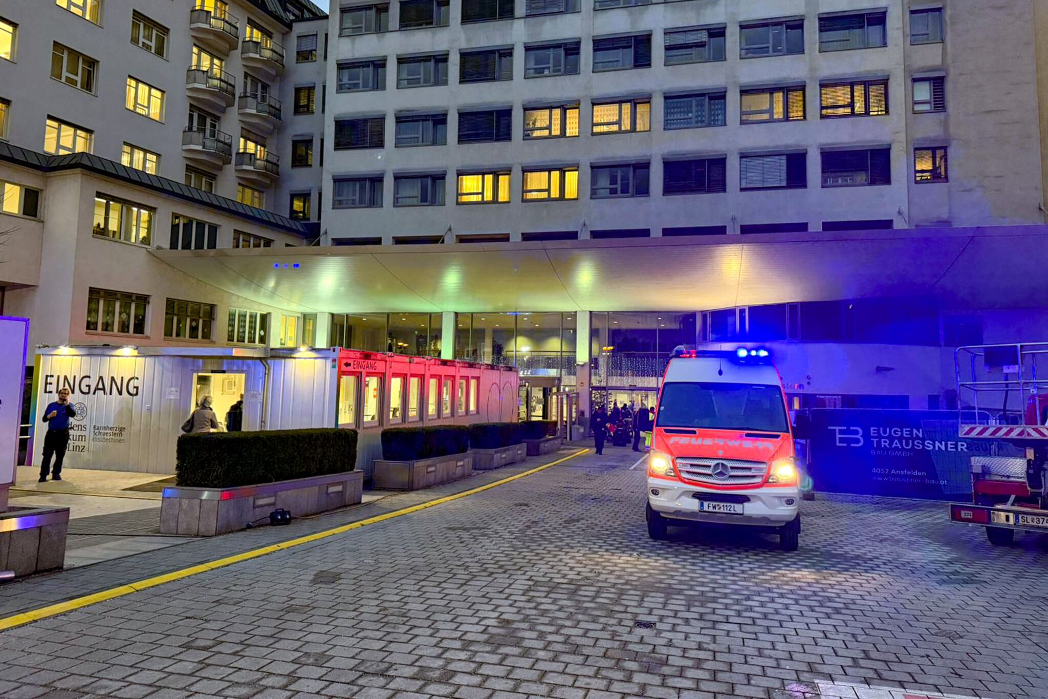 Fire brigade operation in Linz: smoldering fire in the basement of a Linz ...