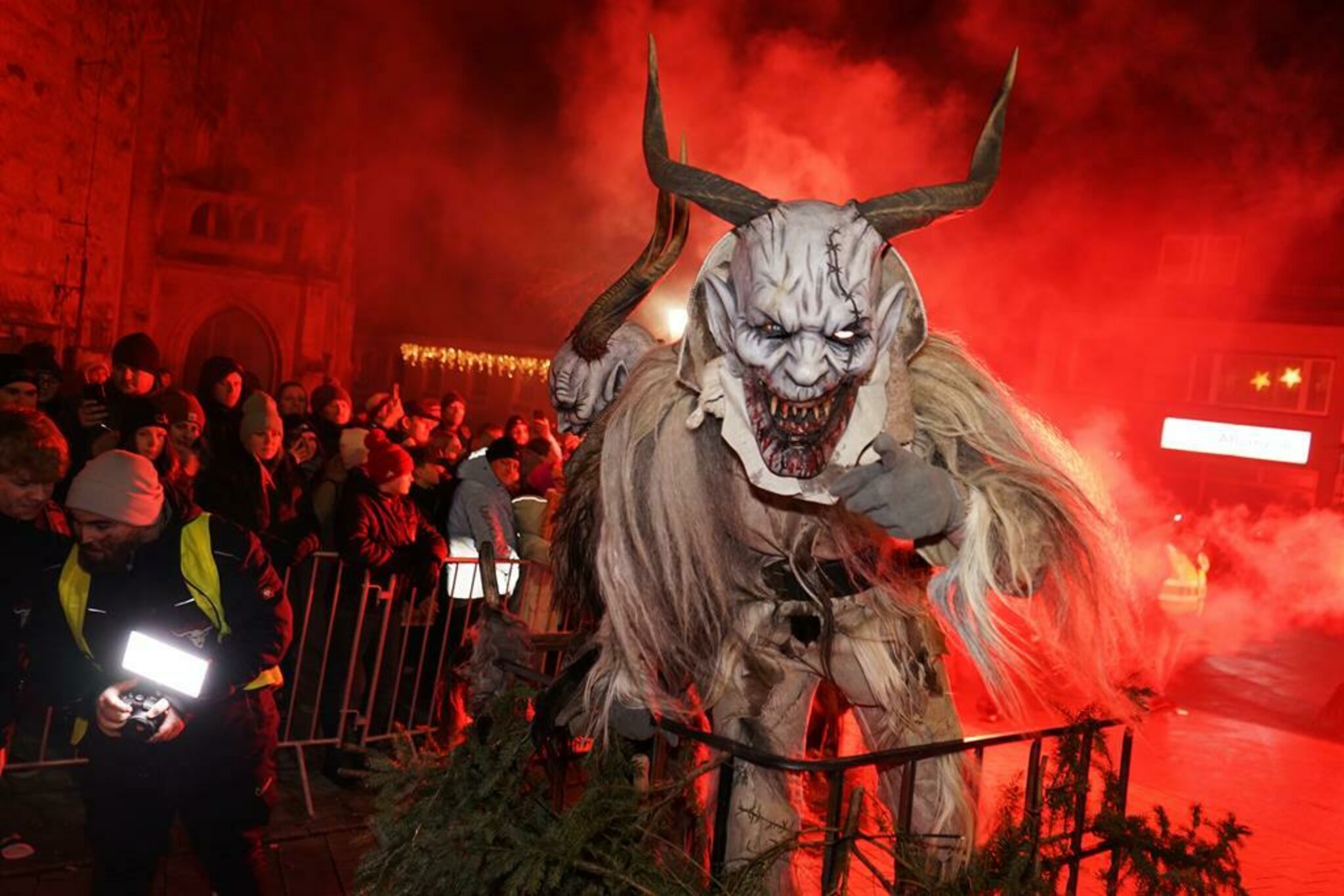Ein höllischer Erfolg: Krampuslauf und Heiratsantrag in Sierning