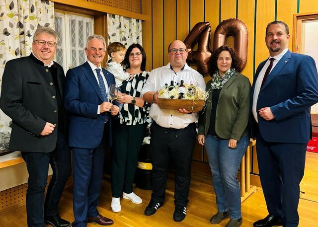  GPO Thomas Grießl, LTP Karl Wilfing, Jubilar Michael Leisser mit Familie, Vizebürgermeisterin Gudrun Sperner-Habitzl, Bürgermeister David Jilli. | Foto: zVg