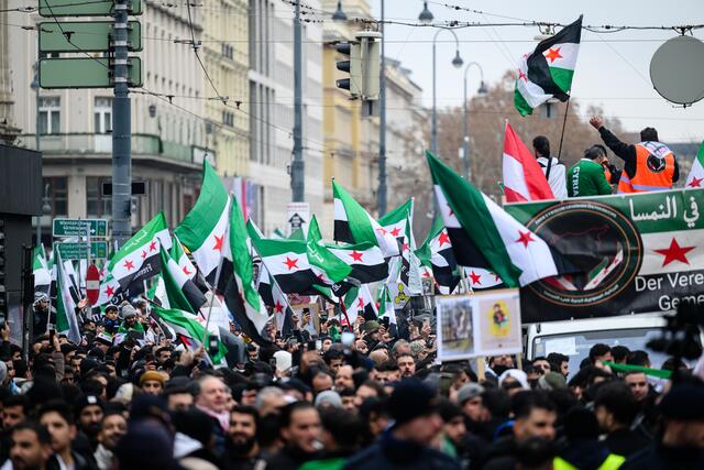 Nach dem Sturz des syrischen Langzeitmachthabers Bashar al-Assad versammelten sich am Wochenende in Wien hunderte Syrerinnen und Syrer zu einer Kundgebung. Noch zeitgleich starteten Diskussionen darüber, wie es mit den Geflüchteten nun weitergehen soll.  | Foto: MAX SLOVENCIK / APA / picturedesk.com 