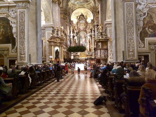 Der von der Stiftspfarre Klosterneuburg gestaltete 2. Adventsonntag begann am Vormittag mit der heiligen Messe und einem anschließenden Pfarrcafé im Pfarrzentrum Schiefergarten. | Foto: Stiftspfarre Klosterneuburg/Claudiu Silvestru