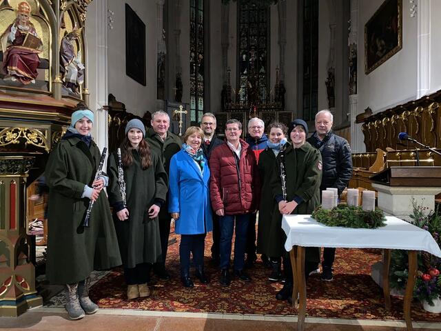 Maria Kahrer, Johanna Neureiter, Obmamm Thomas Farnberger, Anita Zehetmayer, Markus Eder, Bürgermeister Albert Pitterle, Pater Josef Lackstätter, Kapellmeisterin Nicole Knöbel, Anna Grammelhofer, Andreas Klos (v.l.) | Foto: Stadt Hainfeld