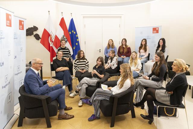 Fast jeden Monat ist eine Klasse aus Tirol zur Fragerunde eingeladen.
 | Foto: © Land Tirol/Die Fotografen