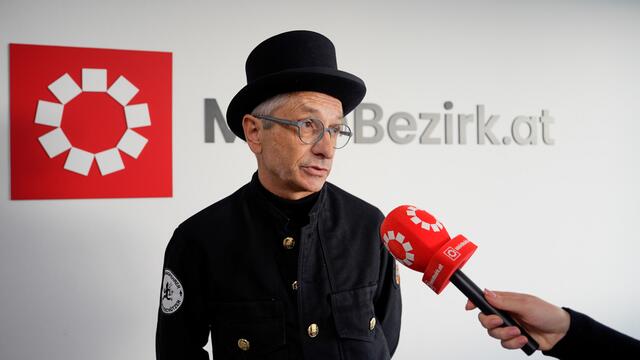 Rauchfangkehrermeister Michael Furthner erklärt, warum der Rauchfangkehrer Glück bringt. | Foto: Stefan Schubert