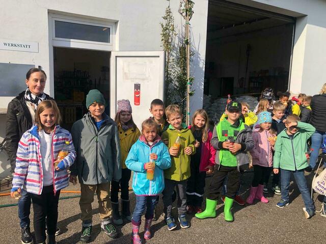 Ein Herzensprojekt der Bürgermeisterin ist der Gemeindeapfelsaft, bei dem auch die Volksschule tatkräftig mithilft. | Foto: Gemeinde Sigleß