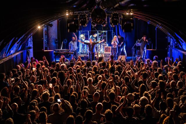 Über 41.000 BesucherInnen bei über 300 Veranstaltungen - so lautet die 2024er-Bilanz des Rockhouse Salzburg. Ausverkaufte Shows gab es en masse, wie hier bei der Kultband "Crash Test Dummies". | Foto: Ludwig Seidl