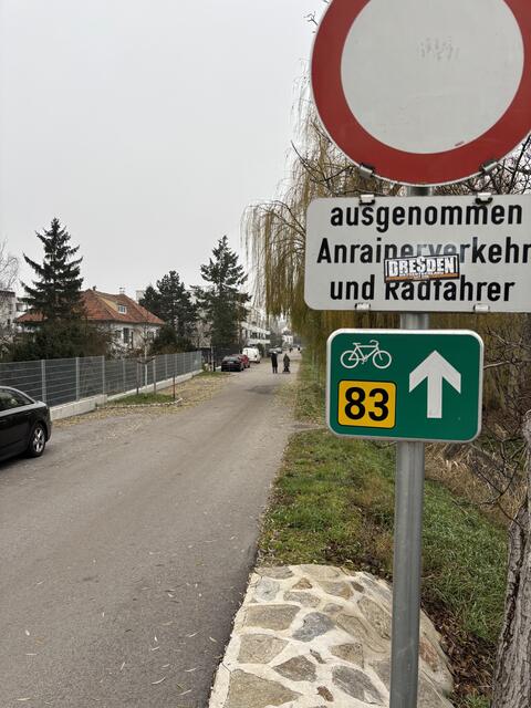 In der Bachpromenade tummelt sich alles auf der Straße, weil es keinen Gehweg gibt. | Foto: Alexandra Goll