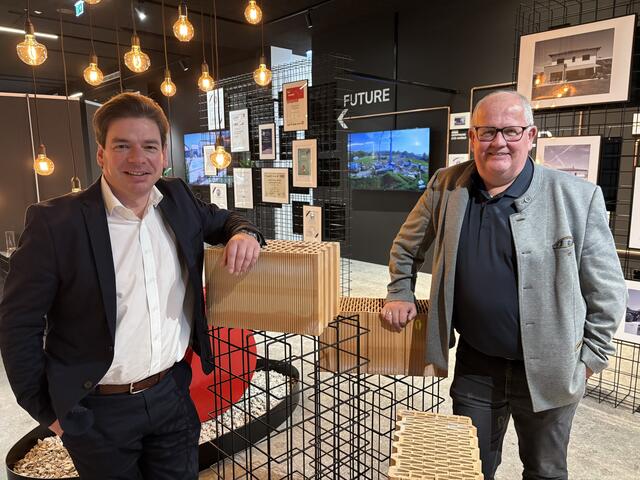 WKO-Bezirksobmann Klaus Aitzetmüller (li.) mit Firmenchef Maximilian Etzenberger. | Foto: Staudinger