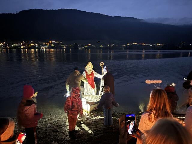 Per Boot kam der Nikolaus zu den wartenden Kindern. | Foto: MeinBezirk