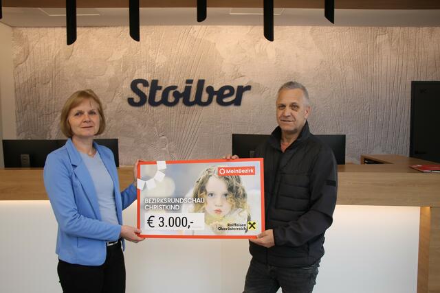 Das Arnreiter Unternehmen Stoiber spendet 3.000 an das BezirksRundSchau Christkind.  | Foto: MeinBezirk